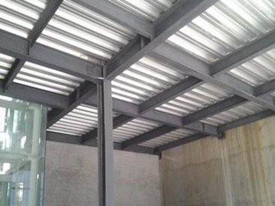 山西彩鋼網(wǎng)訊：4月鋼市呈現(xiàn)長(zhǎng)強(qiáng)板弱的態(tài)勢(shì)